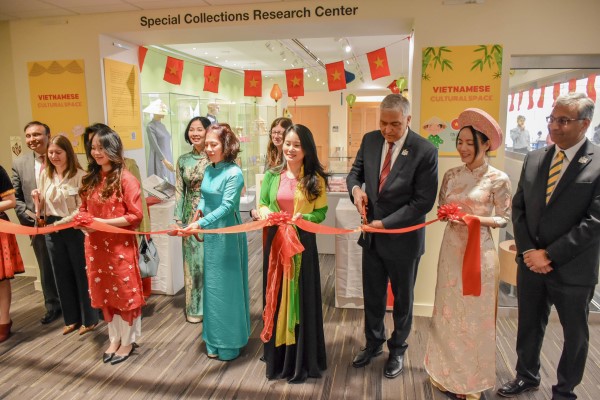 Costello College Dean Vinzé and special guests cut ribbon at new Viet Nam exhibition on Mason's Fairfax Campus. Photo by Jeffrey Porovich/Costello College of Business